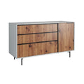"Moderne houten dressoir met strakke lijnen en zwarte accenten"