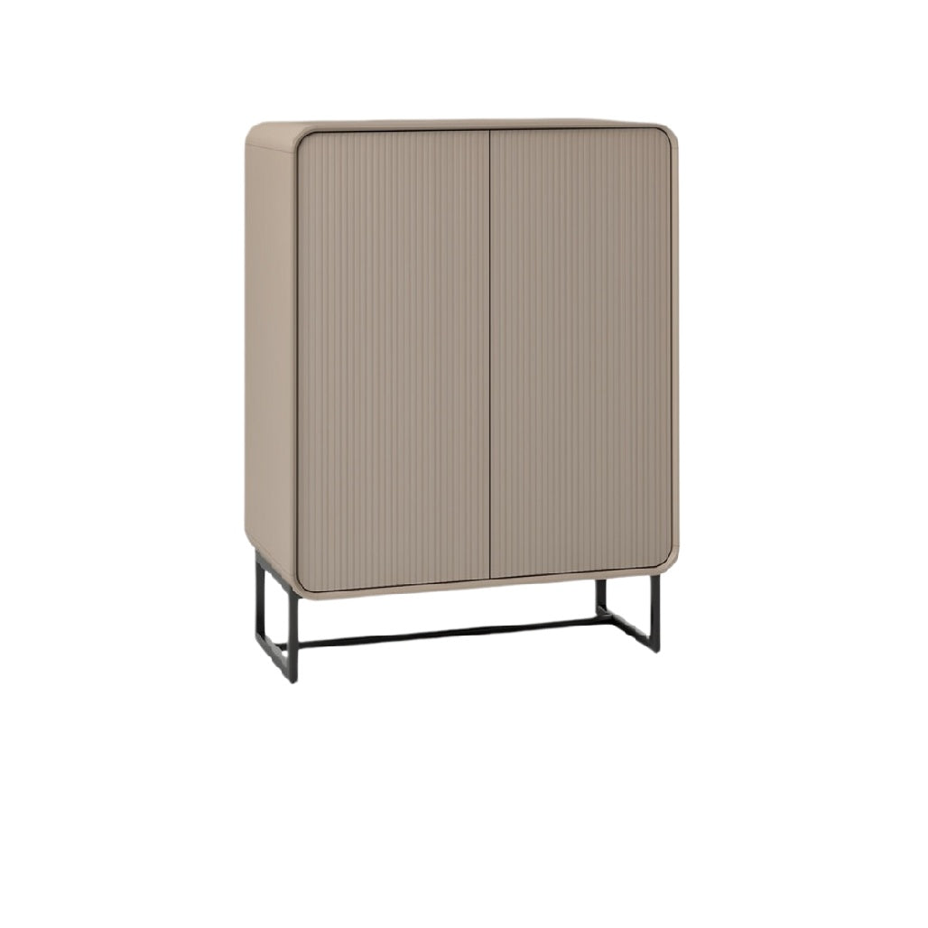 Moderne kast met geribbelde deuren en metalen onderstel